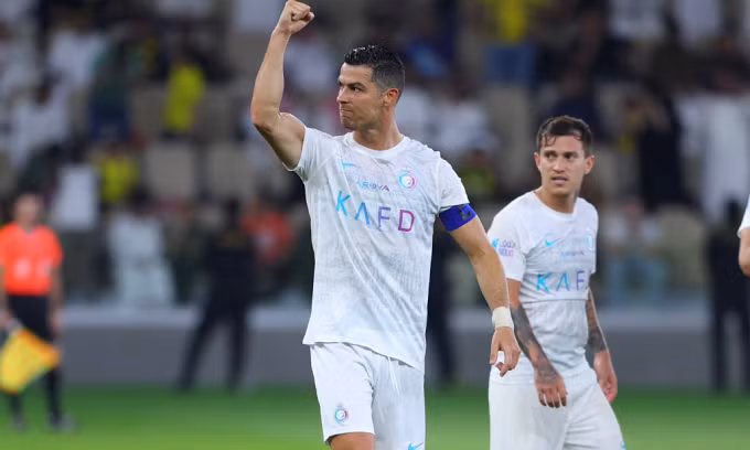 Ronaldo ăn mừng sau khi ghi bàn cho Al Nassr vào lưới Al Ittihad tối 26/12.