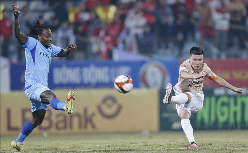 Quang Hải ghi siêu phẩm sau khi HLV Park Hang-seo đã ra về.