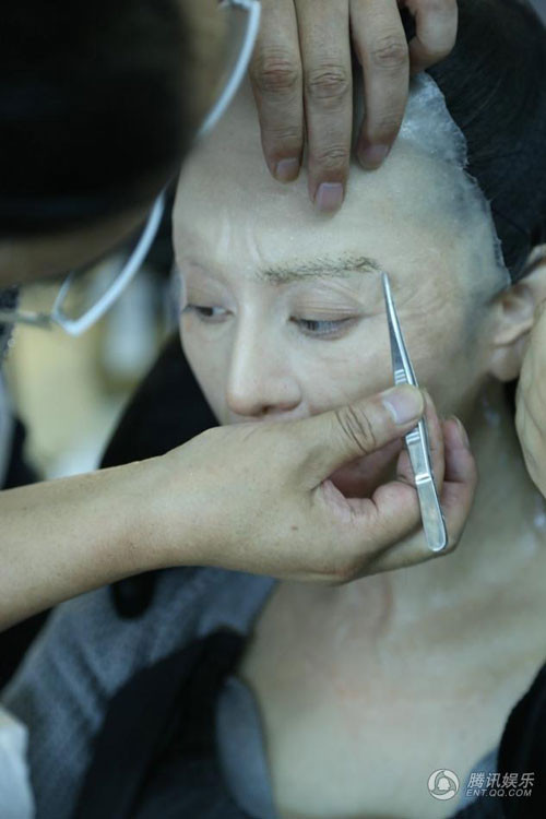 Công nghệ hóa trang hiện đại cho phép tạo một lớp da giả bằng silicon phủ bên ngoài, khiến khuôn mặt diễn viên trở nên già cỗi bởi các nếp nhăn. Quá trình "lão hóa" cho Phạm Băng Băng kéo dài 7 giờ đồng hồ, bao gồm các thao tác tạo da, make up, trang điểm... Một đội chuyên gia hóa trang từ Hollywood đã được mời tới để xử lý các khâu này. pham-bang-bang-2-6542-1418180657.jpg