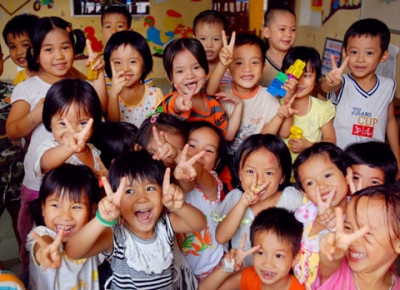 Hãy dành cho trẻ em những điều tốt đẹp nhất (Ảnh minh họa: Trần Hải).