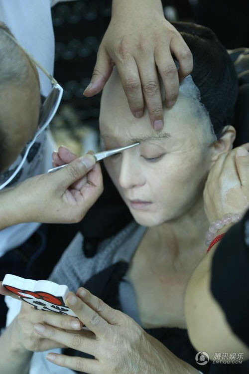 Dưới sự "phù phép" của các chuyên gia, gương mặt, đôi tay Băng Băng cũng nhăn nheo như bà già. pham-bang-bang-5-7464-1418180658.jpg