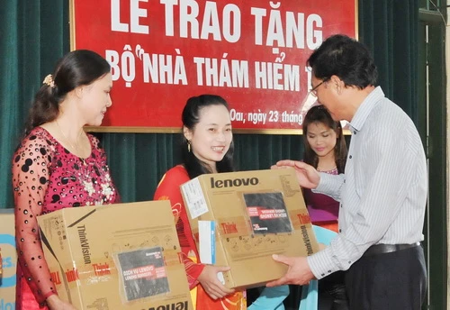 Trao tặng bộ “Nhà thám hiểm trẻ” cho 4 trường mầm non