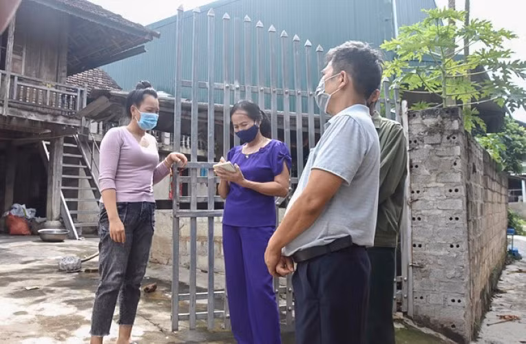 Tổ Covid cộng đồng tại xã Noong Hẹt (huyện Điện Biên) tiếp nhận thông tin hỗ trợ từ gia đình có người cách ly.