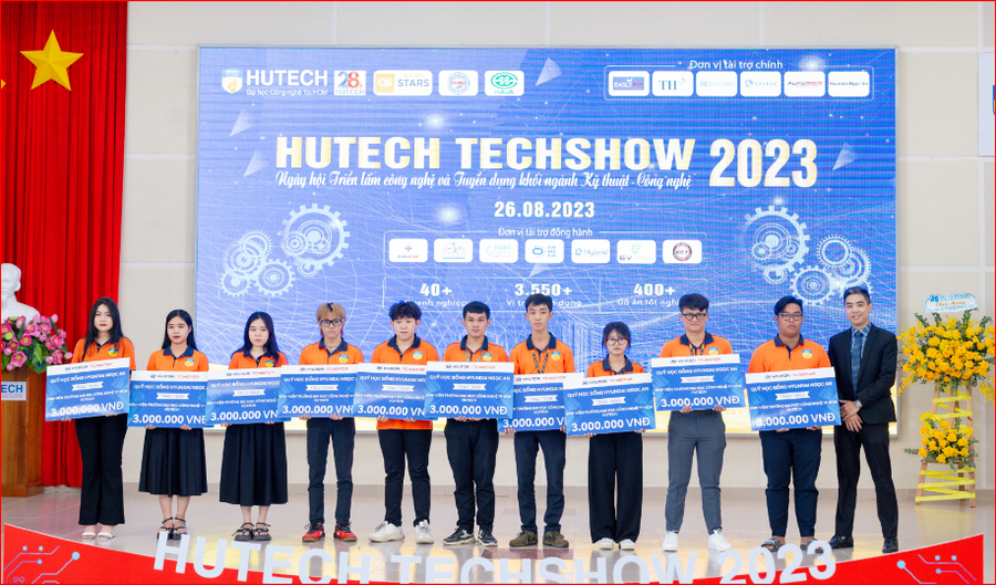 Tại ngày hội, 95 triệu học bổng cũng được các doanh nghiệp trao cho các bạn sinh viên HUTECH “có thành tích tốt – hoàn cảnh khó khăn”. Tại ngày hội, 95 triệu học bổng cũng được các doanh nghiệp trao cho các bạn sinh viên HUTECH “có thành tích tốt – hoàn cảnh khó khăn”.