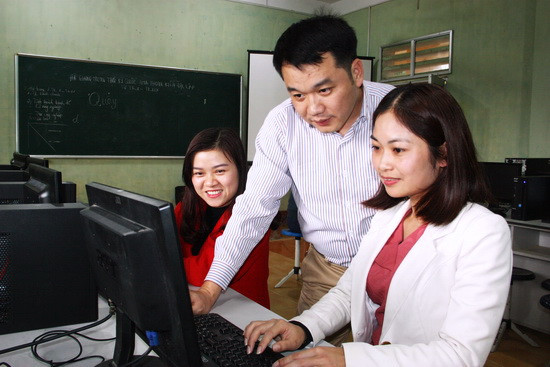 Ông Trần Mạnh Hà đang hỗ trợ giáo viên Trường Tiểu học 1-5 Thị trấn Vị Xuyên (Hà Giang) về ứng dụng phần mềm tin học trong quản trị nhà trường. Ảnh: Việt Hà