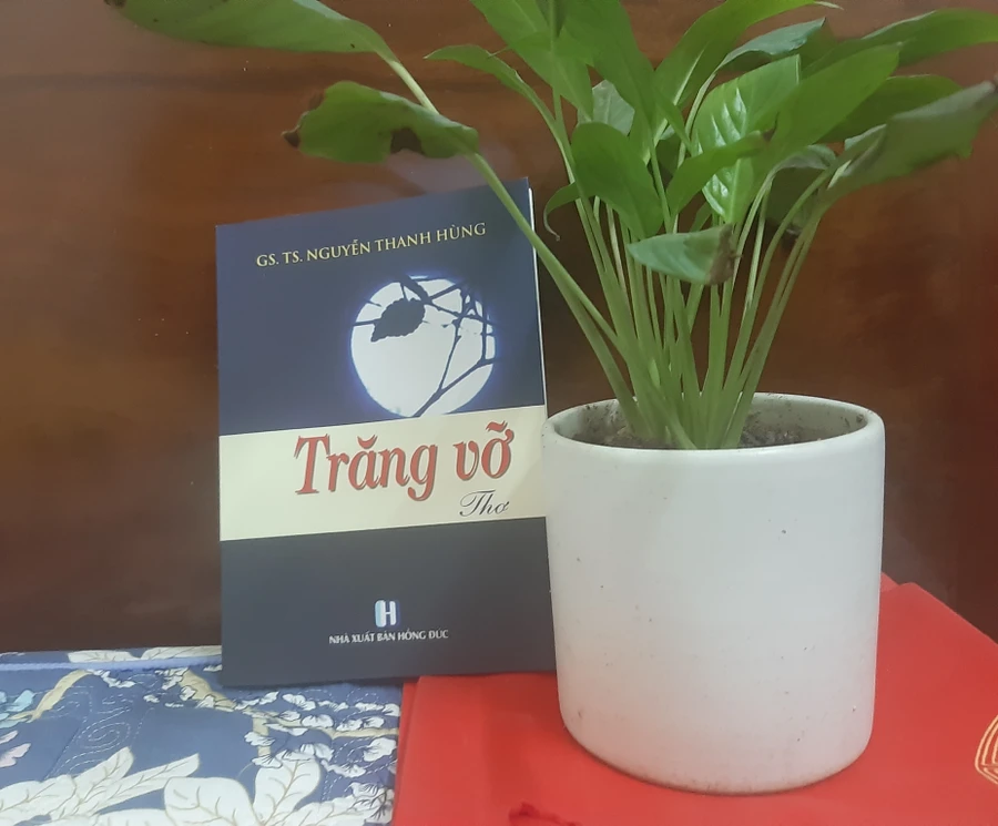 Tập thơ 'Trăng vỡ' giàu chất thơ và suy tưởng. Ảnh: Vũ Nho.