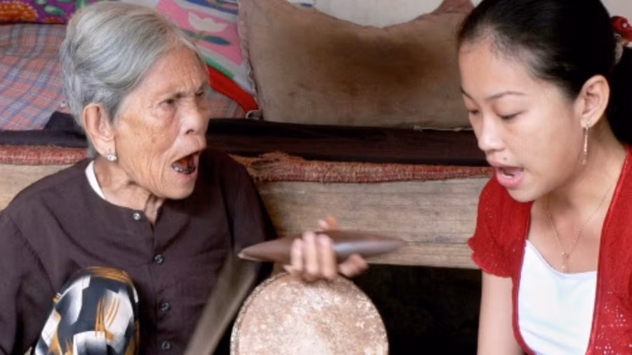 Nghệ nhân Hà Thị Cầu truyền nghề cho nghệ sĩ Mai Tuyết Hoa. Ảnh: NVCC.