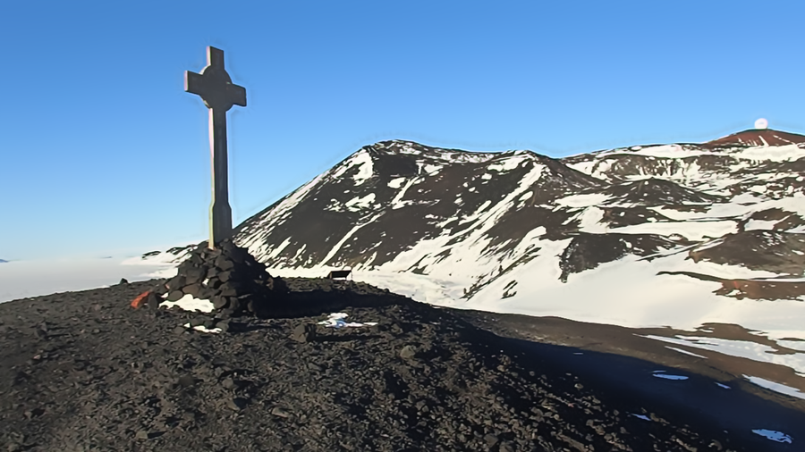Cây thánh giá tưởng niệm những nhà thám hiểm qua đời ở Nam Cực.