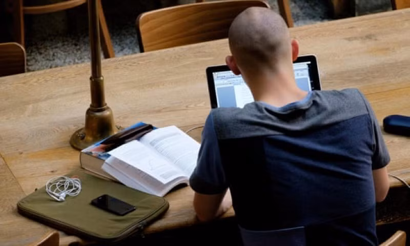 Dịch vụ mua bán luận văn trở nên phổ biến trong cộng đồng sinh viên Anh.