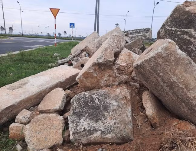 Rác thải xây dựng được tập kết trên tuyến đường Ngô Quyền (TP Hà Tĩnh).