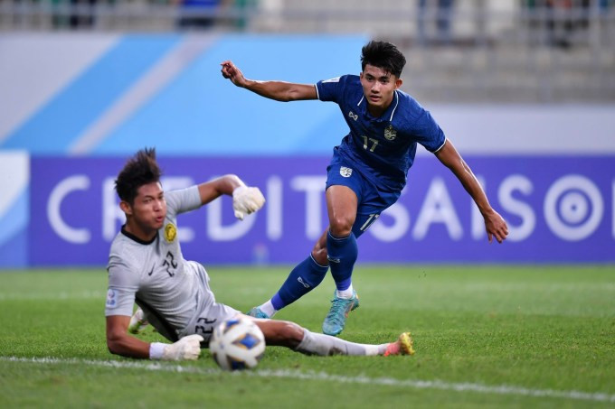 Suphanat (số 17) lập cú đúp trong trận Thái Lan hạ Malaysia 3-0 ở giải U23 châu Á 2022. Ảnh: FAT. Suphanat (số 17) lập cú đúp trong trận Thái Lan hạ Malaysia 3-0 ở giải U23 châu Á 2022. Ảnh: FAT.