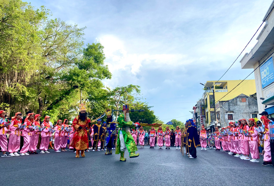 Lễ hội đường phố tại Festival Huế 2022 thu hút nhiều du khách tham gia (Ảnh: Hoàng Hải). Lễ hội đường phố tại Festival Huế 2022 thu hút nhiều du khách tham gia (Ảnh: Hoàng Hải).