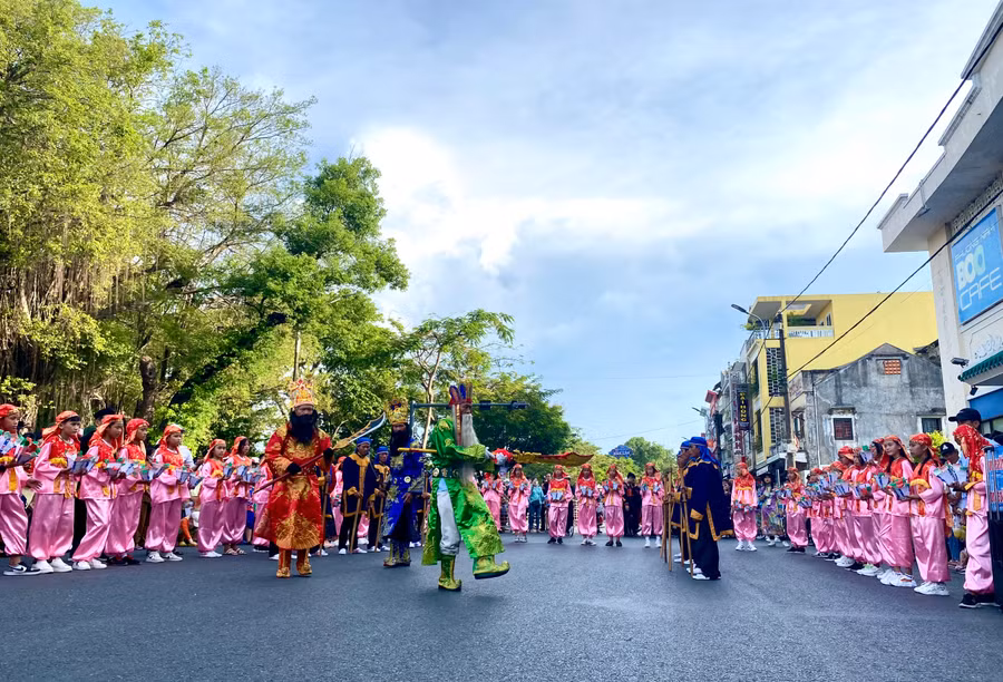 Lễ hội đường phố tại Festival Huế 2022 thu hút nhiều du khách tham gia (Ảnh: Hoàng Hải).