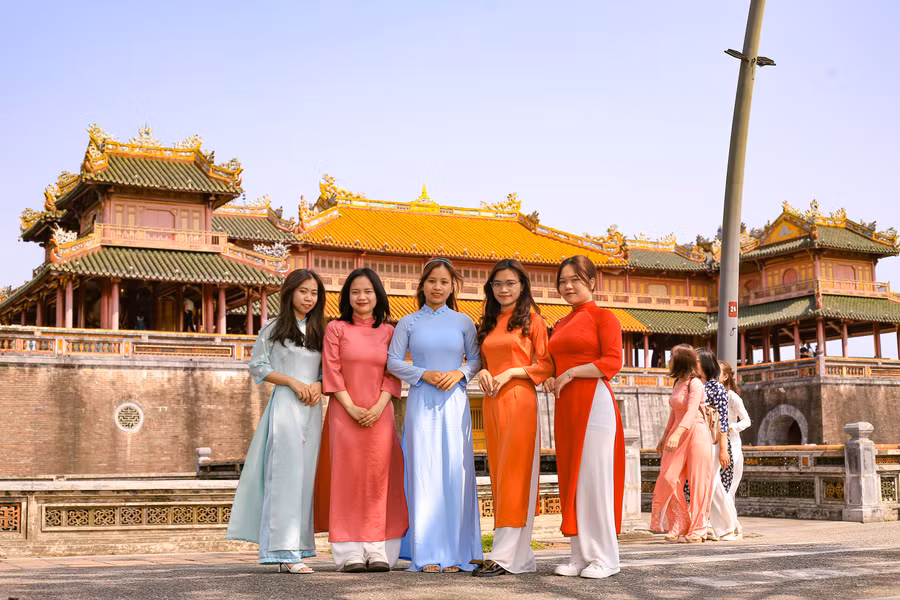 Du khách tham quan Đại nội Kinh thành Huế (Ảnh: Hoàng Hải).