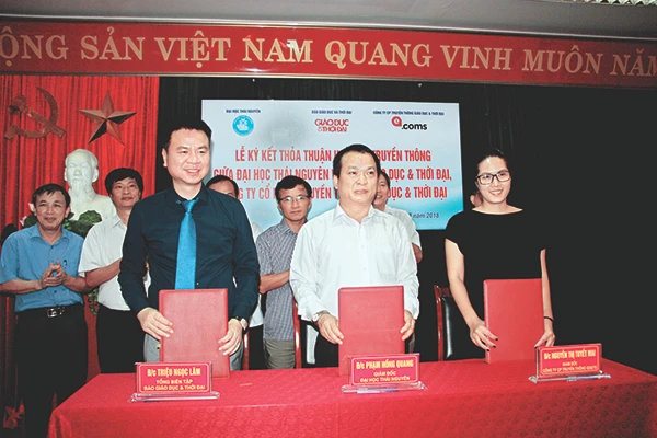 GS.TS Phạm Hồng Quang (giữa) cùng Tổng Biên tập Triệu Ngọc Lâm tại Lễ ký kết thỏa thuận hợp tác truyền thông giữa Đại học Thái Nguyên và Báo Giáo dục và Thời đại 