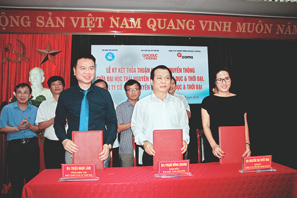 GS.TS Phạm Hồng Quang (giữa) cùng Tổng Biên tập Triệu Ngọc Lâm tại Lễ ký kết thỏa thuận hợp tác truyền thông giữa Đại học Thái Nguyên và Báo Giáo dục và Thời đại 