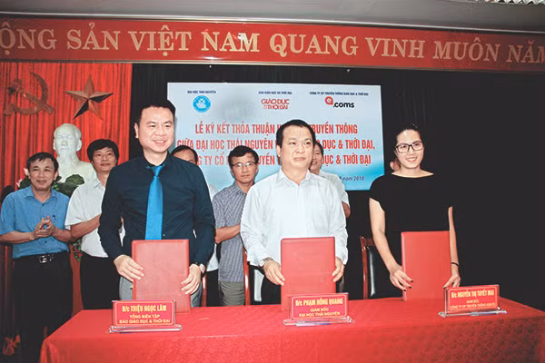 GS.TS Phạm Hồng Quang (giữa) cùng Tổng Biên tập Triệu Ngọc Lâm tại Lễ ký kết thỏa thuận hợp tác truyền thông giữa Đại học Thái Nguyên và Báo Giáo dục và Thời đại 