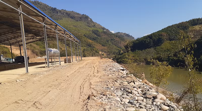 Khối lượng đất đá san lấp lớn, bằng cả ngọn tre từng mọc ven bờ Nậm Na trước đó