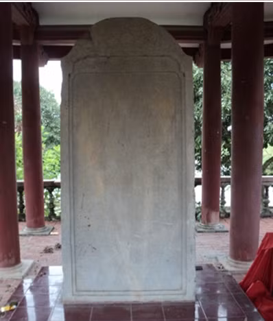 Bia Văn chỉ làng Hoạch Trạch – nơi ghi danh các tiên hiền quê hương.