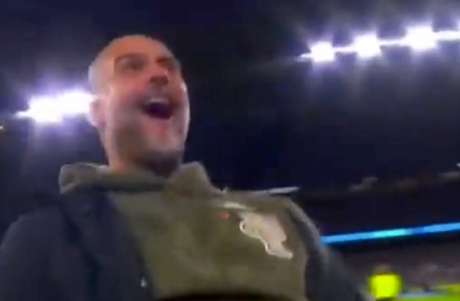 Guardiola ăn mừng trước các cổ động viên Man City. Guardiola ăn mừng trước các cổ động viên Man City.