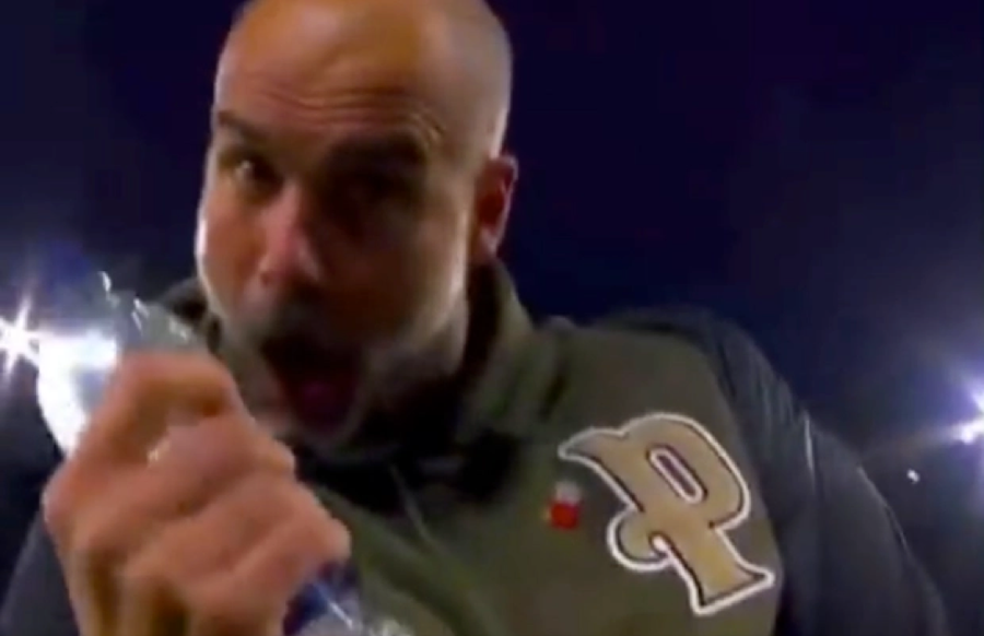 Nhà cầm quân người Tây Ban Nha tay cầm chai nước nhìn vào máy ảnh. Nhà cầm quân người Tây Ban Nha tay cầm chai nước nhìn vào máy ảnh.