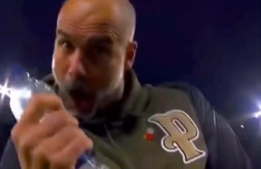 Nhà cầm quân người Tây Ban Nha tay cầm chai nước nhìn vào máy ảnh.