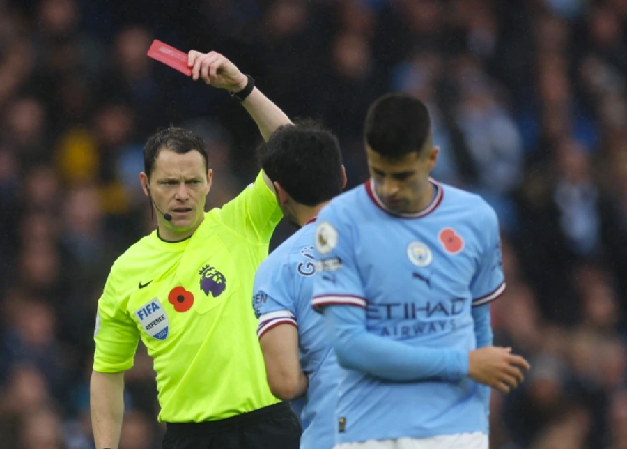 Cancelo bị đuổi khỏi sân khiến Man City thi đấu thiếu người từ phút 26. Cancelo bị đuổi khỏi sân khiến Man City thi đấu thiếu người từ phút 26.