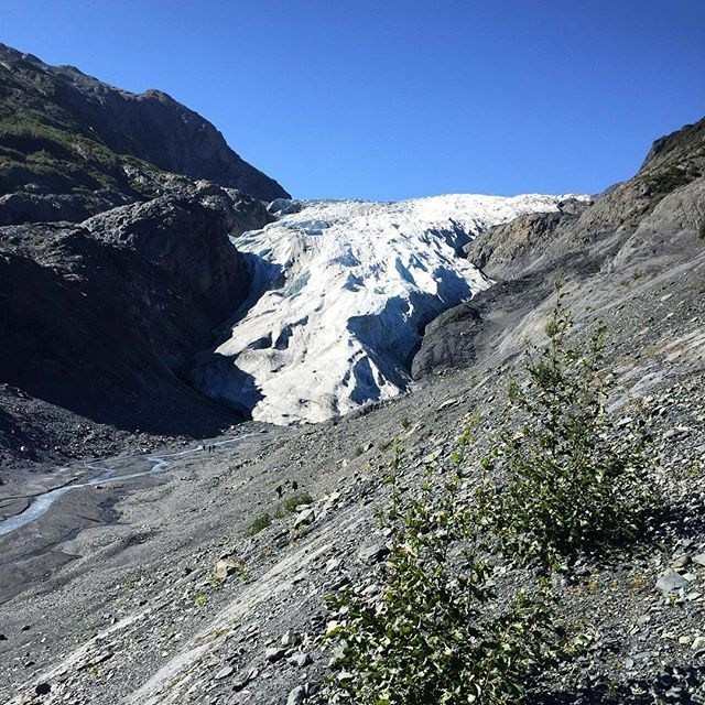 Ông muốn các thế hệ sau vẫn còn cơ hội chiêm ngưỡng những sông băng ngoạn mục này. Ảnh: Thewhitehouse. Ông muốn các thế hệ sau vẫn còn cơ hội chiêm ngưỡng những sông băng ngoạn mục này.