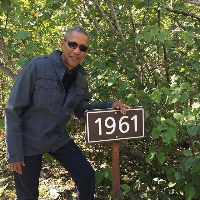 Các biển đánh dấu dọc sông băng Exit cho thấy sự thu hẹp của dòng sông theo thời gian. Ảnh: Thewhitehouse. Các biển đánh dấu dọc sông băng Exit cho thấy sự thu hẹp của dòng sông theo thời gian.