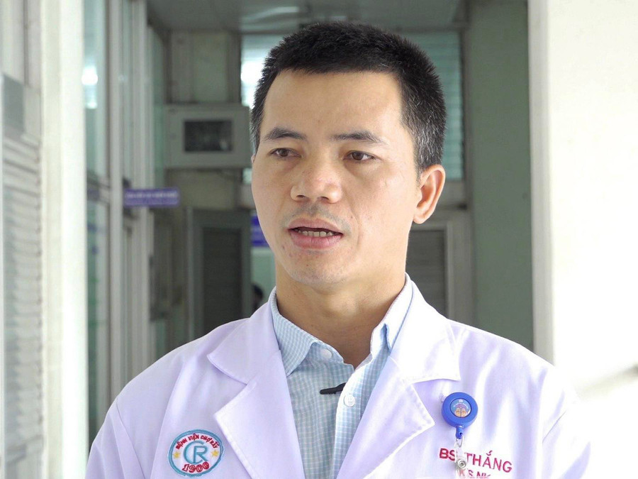 TS.BS Phùng Mạnh Thắng - Trưởng Khoa Kiểm soát nhiễm khuẩn Bệnh viện Chợ Rẫy thông tin những điều cần biết về virus Marburg. Ảnh: BV.