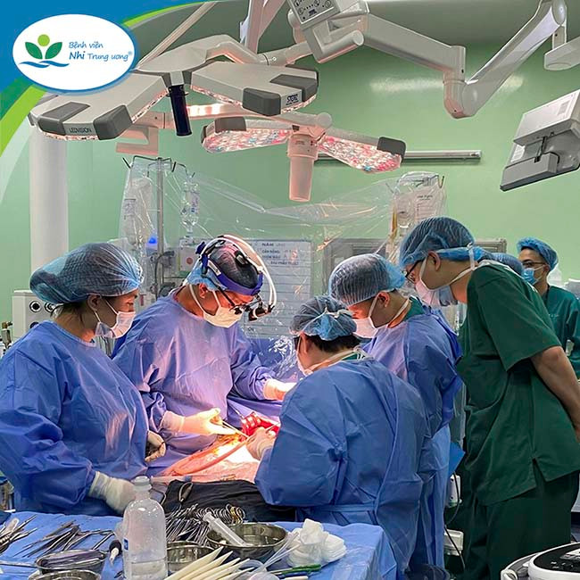 Bệnh viện Trung ương Quân đội 108 và Bệnh viện Nhi Trung ương phối hợp thực hiện ghép gan cho bệnh nhi ung thư gan vào tháng 8/2021. Ảnh: BV.