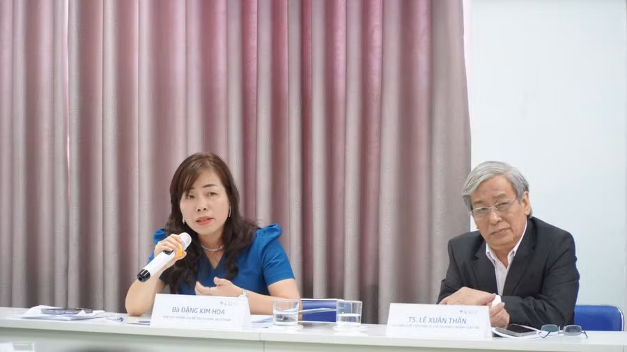 Bà Đặng Kim Hoa – Phó Cục trưởng Cục Bổ trợ Tư pháp phát biểu tại hội thảo.