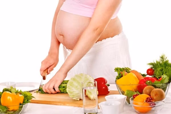 Dinh dưỡng đóng vai trò rất quan trọng trong quá trình tăng trưởng từ khi bé còn trong bụng mẹ. Ảnh minh họa.