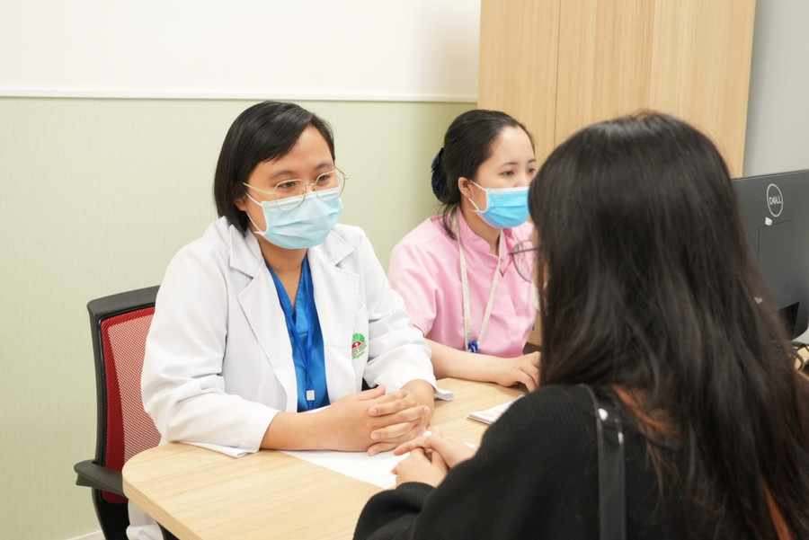 Phụ nữ nên chủ động thăm khám phụ khoa định kỳ để phòng ngừa ung thư cổ tử cung và các bệnh nguy hiểm khác.