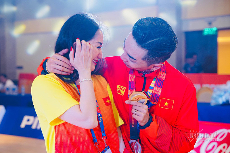 Khánh Thi khóc nức nở chia sẻ về khó khăn hai vợ chồng từng trải qua