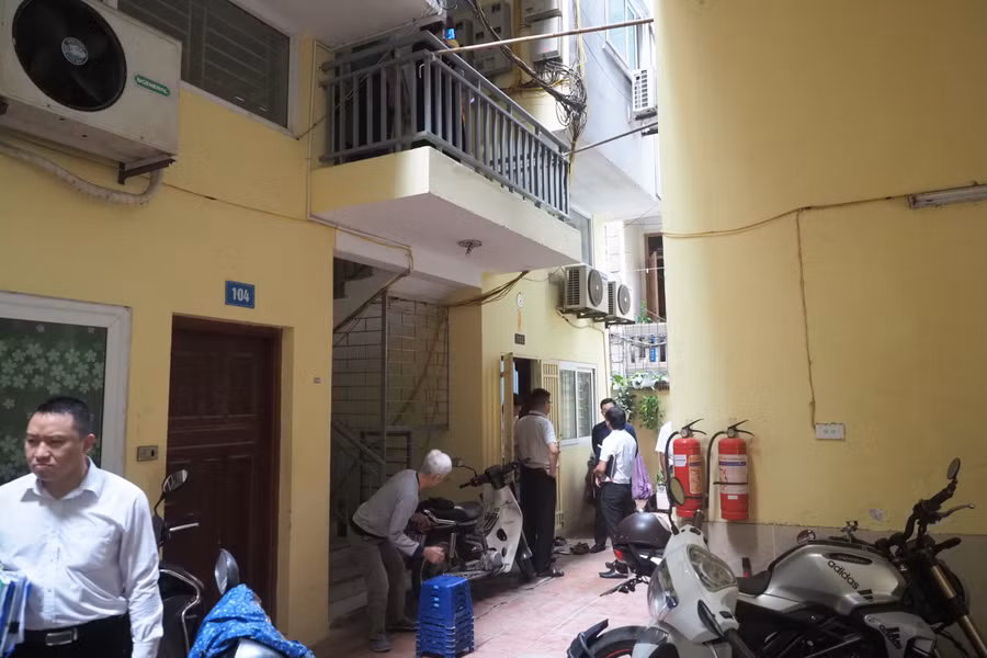 Lực lượng chức năng ra quân kiểm tra chung cư mini trên phố Trần Cung. Lực lượng chức năng ra quân kiểm tra chung cư mini trên phố Trần Cung.