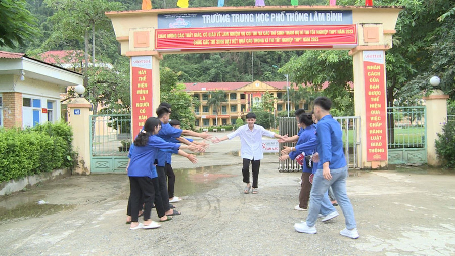 Thí sinh trường THPT Lâm Bình, tỉnh Tuyên Quang mừng rỡ sau buổi thi tổ hợp Thí sinh trường THPT Lâm Bình, tỉnh Tuyên Quang mừng rỡ sau buổi thi tổ hợp