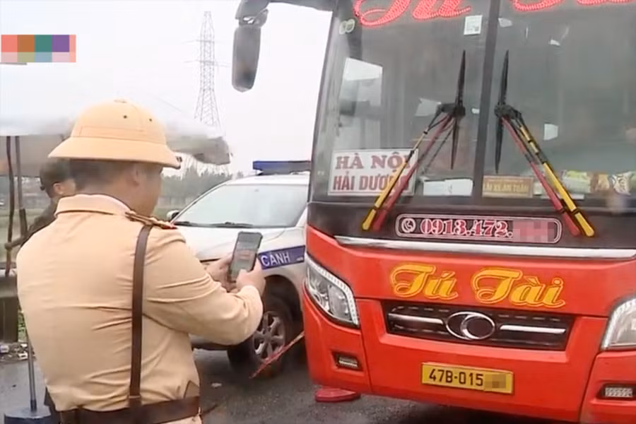 CSGT dùng app điện thoại xử lý vi phạm trên Quốc lộ 1A