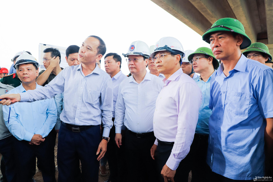 Bộ trưởng Bộ GTVT Nguyễn Văn Thắng kiểm tra tiến độ dự án cao tốc Bắc - Nam đoạn qua tỉnh Nghệ An.