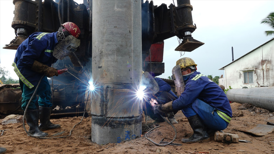 Công nhân thi công ở dự án cao tốc Bắc - Nam đoạn Cần Thơ - Cà Mau.