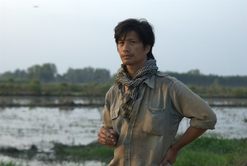 Dustin Nguyễn đóng vai Út Võ - người đàn ông Nam Bộ u uất, đắng cay vì bị vợ phụ bạc. Từ đó, nhân vật trở nên đào hoa, khiến hai đứa con luôn sợ hãi. Gương mặt tuy không hào nhoáng nhưng đậm chất điện ảnh, đặc biệt là ánh mắt buồn man mác đã giúp Dustin rất phù hợp với tạo hình này. Ninh Duong Lan Ngoc va dan sao 'Canh dong bat tan' sau 10 nam hinh anh 2 101024Cinecdbt02.jpg