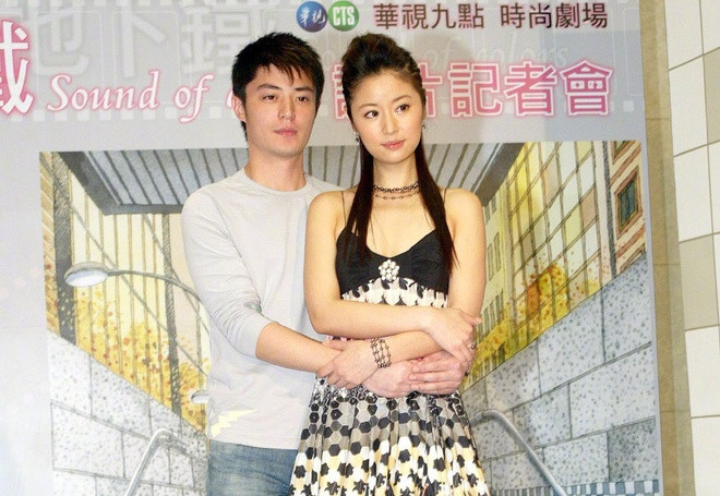 Sau này, Hoắc Kiến Hoa kể lại anh phải lòng Lâm Tâm Như khi hợp tác cùng cô nhưng không dám thổ lộ vì sợ làm mất đi tình bạn giữa hai người. "Chúng tôi là bạn thân và tôi sợ làm hỏng mối quan hệ đó. 10 năm quen biết, tôi và cô ấy giống như anh em tốt. Thực sự tôi không có nhiều bạn bè thân trong ngành như vậy", anh cho biết. Anh Lam Tam Nhu - Hoac Kien Hoa thuo phai long nhau hinh anh 3 lam_tam_nhu4.jpg