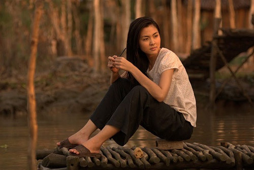 Tăng Thanh Hà đóng vợ Út Võ. Tuy chỉ là vai khách mời, xuất hiện chớp nhoáng nhưng nhan sắc tự nhiên của cô đã gây nhiều ấn tượng. Theo đánh giá từ khán giả, "ngọc nữ" trông rất cuốn hút với hình ảnh phụ nữ miền Tây chân phương dù cô vẫn toát lên vẻ sang trọng thường thấy. Ninh Duong Lan Ngoc va dan sao 'Canh dong bat tan' sau 10 nam hinh anh 7 8863ee4fd8d242c089688285a6e6d35fjpg1352533056.jpg