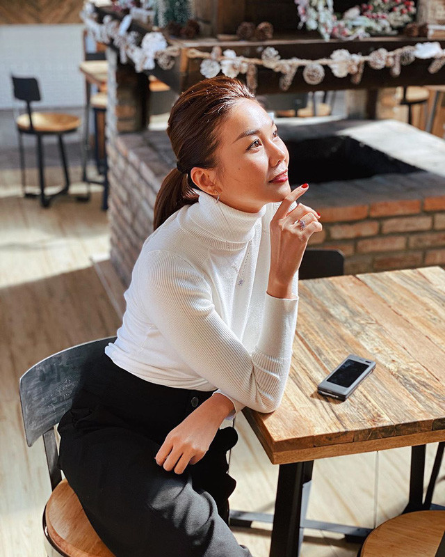 Chị em nên theo dõi sát 5 mỹ nhân Việt sau để lấy ý tưởng diện đồ thật chất - sang - trẻ - Ảnh 4. Chị em nên theo dõi sát 5 mỹ nhân Việt sau để lấy ý tưởng diện đồ thật chất - sang - trẻ - Ảnh 4.