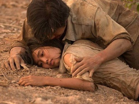 Ninh Dương Lan Ngọc đóng vai Nương, con gái Út Võ. Vai này là bước đệm đưa cô gái 19 tuổi vươn lên hàng ngôi sao với giải Cánh Diều Vàng ở hạnh mục Nữ diễn viên chính xuất sắc. Phân đoạn ấn tượng nhất của cô là cảnh khỏa thân 100%, diễn xuất đau khổ cùng những tiếng kêu gào thảm thiết khi bị cưỡng hiếp. Trả lời báo chí, Lan Ngọc nói để lột tả diễn biến tâm lý nhân vật, cô đã bị 4 người giữ chân tay, một người hành động cưỡng bức. Ninh Duong Lan Ngoc va dan sao 'Canh dong bat tan' sau 10 nam hinh anh 4 ava24.jpg