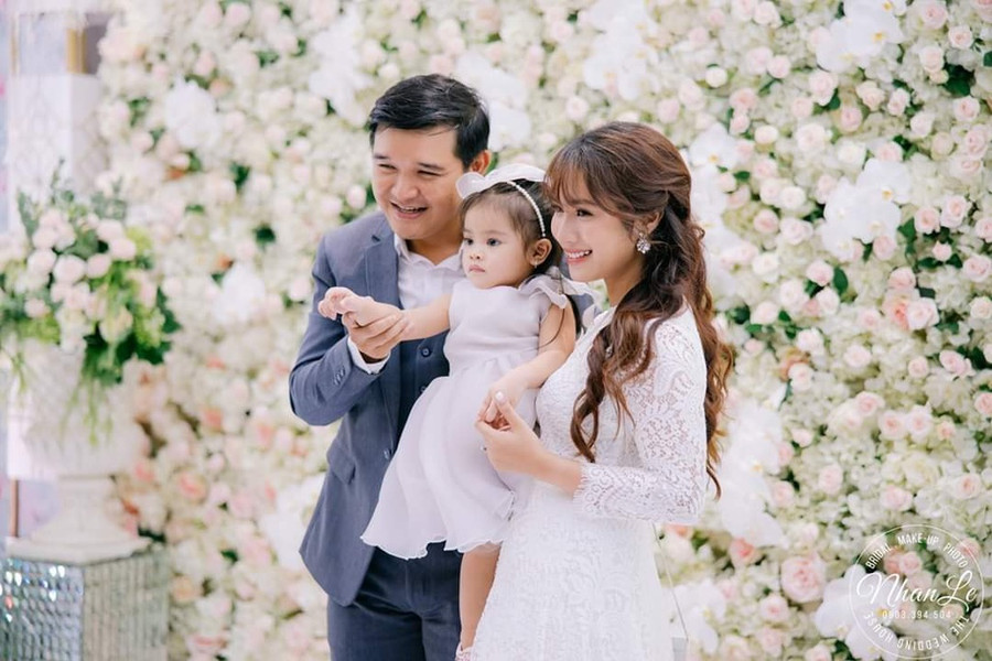 Trên cương vị đạo diễn, Võ Thanh Hòa thành công với 250 tập của Gia đình phép thuật,Bệnh viện ma,Ông ngoại tuổi 30...và nhiều tác phẩm web-drama triệu view khác. Sau 10 năm, ngoại hình của anh đã thay đổi nhiều, nhất là đã chững chạc hơn sau khi lập gia đình. Trên mạng xã hội, Thanh Hòa thường xuyên chia sẻ ảnh về tổ ấm của mình. Ninh Duong Lan Ngoc va dan sao 'Canh dong bat tan' sau 10 nam hinh anh 12 62423429_2392196860840690_8263731460796579840_o.jpg