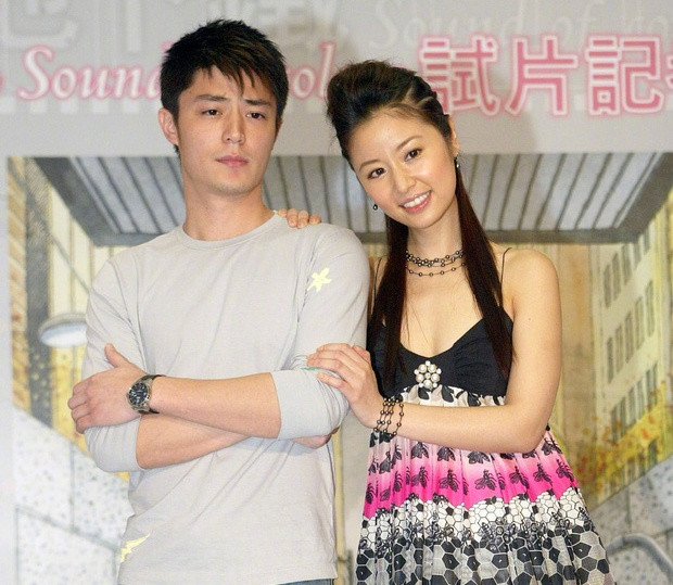 Lúc này, Lâm Tâm Như và Hoắc Kiến Hoa đang đi quảng bá cho bộ phim Tàu điện ngầm. Đây là lần đầu tiên cặp đôi hợp tác với nhau. Lâm Tâm Như tỏ ra khá vui vẻ, thoải mái, nhưng Hoắc Kiến Hoa vốn là người ít nói, luôn tỏ ra rụt rè trước những trò đùa của cô bạn đồng nghiệp. Trong phim, Lâm Tâm Như vào vai cô gái mù Tinh Tinh đem lòng yêu chàng họa sĩ Vân Tường do Hoắc Kiến Hoa thể hiện. Anh Lam Tam Nhu - Hoac Kien Hoa thuo phai long nhau hinh anh 2 lam_tam_nhu2.jpg