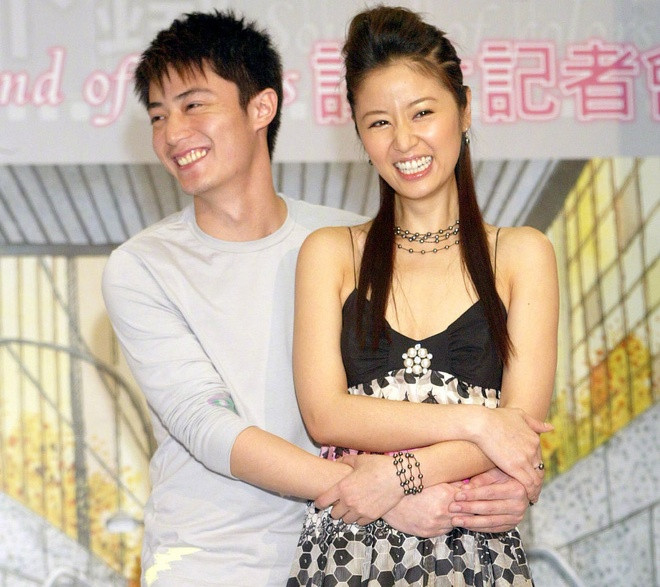 Hoắc Kiến Hoa cũng chia sẻ vì xấu hổ, anh không thể quay tốt cảnh hôn, khiến cảnh quay này kéo dài tới 7 tiếng đồng hồ. Nhìn hình ảnh, khán giả cũng khen ngợi nhan sắc của cặp đôi vào 14 năm trước. Anh Lam Tam Nhu - Hoac Kien Hoa thuo phai long nhau hinh anh 5 lam_tam_nhu7.jpg