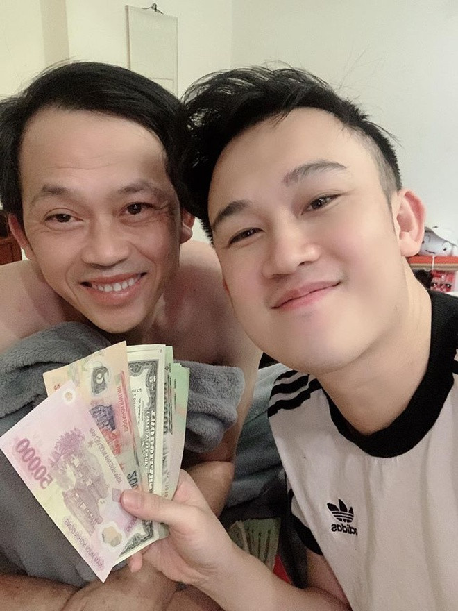 Dương Triệu Vũ "khoe" lì xì may mắn từ anh trai. Ảnh: FBNV. Duong Trieu Vu khoe xap tien li xi cua anh trai Hoai Linh hinh anh 1 81619382_10219329285695849_1108827441905795072_o.jpg