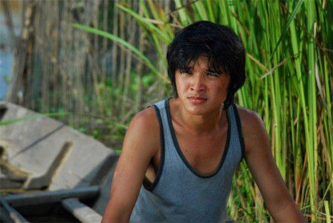 Võ Thanh Hòa thủ vai Điền, con trai Út Võ. Lần đầu đóng phim điện ảnh, anh có diễn xuất mộc mạc, giản dị và nhanh chóng giành giải Cánh Diều Vàng cho Nam diễn viên phụ xuất sắc. Sau dự án này, anh sang Singapore du học khóa đào tạo điện ảnh tại trường nghệ thuật Lasalle và nhận bằng đạo diễn cho bài tốt nghiệp chuỗi phóng sự ngắn về đời sống bên lề đảo quốc sư tử. Ninh Duong Lan Ngoc va dan sao 'Canh dong bat tan' sau 10 nam hinh anh 11 hd_urik.jpg